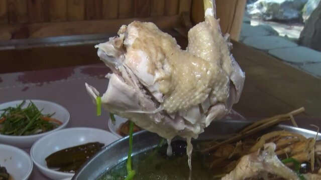 각종 약재와 토종닭을 넣고 압력솥에서 끓인 한방백숙의 부드러운 닭고기 