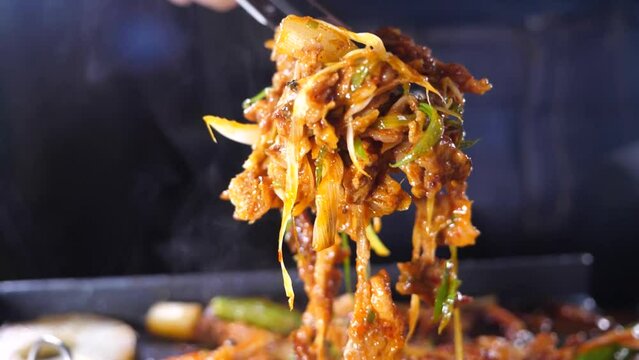 양념된 오리주물럭을 파채와 비빈 후 치즈 퐁듀를 찍어먹는 모습 클로즈업
