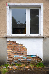 Renovierungsbedürftiges Mauerwerk eines Hauses