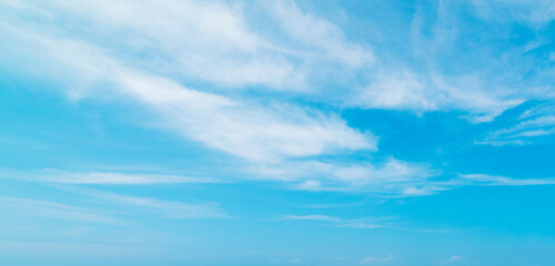 Obraz premium Blue sky with white clouds