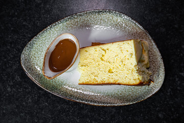 San Sebastian Kuchen mir Schokosoße