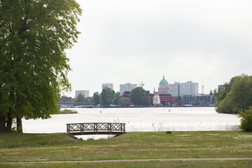 Blick auf die Potsdamer Innenstadt mit der Kuppel der Nikolaikirche – prägnante Stadtansicht eines historischen Wahrzeichens mit klassizistischer Architektur.
