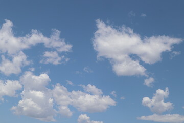 cielo azul nubes blancas limpio 