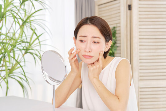 ほうれい線に悩む中年女性