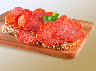 Edelsalami, salami, Brotscheibe, Wurst, Aufschnitt, Holzbrett,