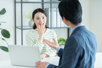 プランナーに相談する日本人の若い女性