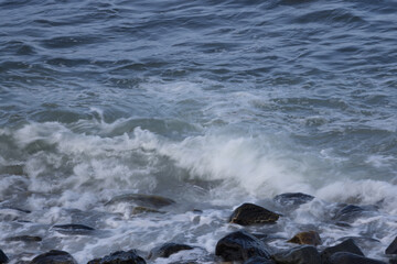Fototapeta premium Ocean waves splashing on a rocky shore
