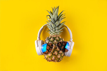 Creative summer vacation, party and holiday background with pineapple in sunglasses and headphones, summer music, recreation vibe concept - obrazy, fototapety, plakaty