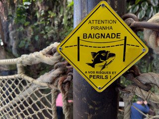 Panneau attention piranha - baignade