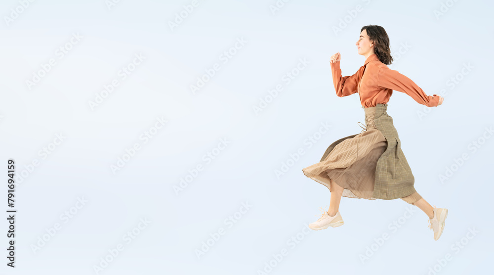 Aufkleber ジャンプする白人女性の全身写真（切り抜き背景透過pngも販売しております。作成者リンクから「png」で検索してください）