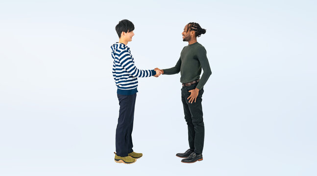 握手する日本人男性と黒人男性の全身写真