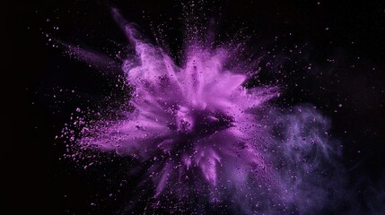 Violette Farbexplosion vor dunklem Hintergrund, rauchender Knall, Explosion aus lila Pulver	