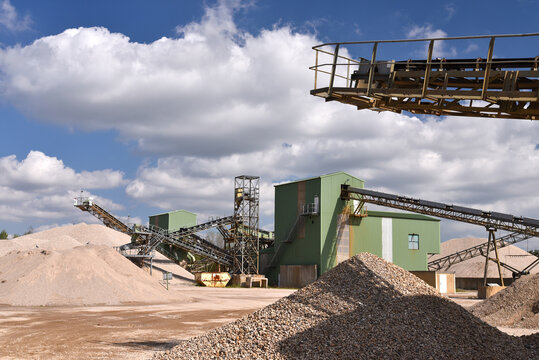 Building and conveyor system in a gravel pit - open-cast mine for sand and gravel