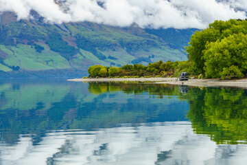 Obraz premium Lake Wakatipu next to the Road to Glenochy 