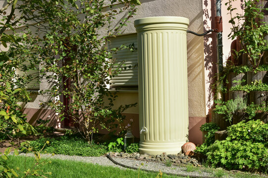 Regenwassertank aus Kunststoff in S&auml;ulenform zur Versorgung der Gartenanlage mit Regenwasser und Anschluss an das Regenfallrohr