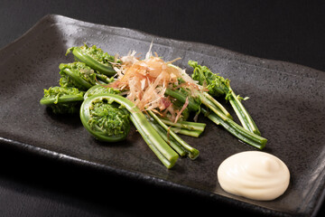 ［山形県産］こごみ　塩茹で　マヨネーズ添え