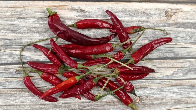 plusieurs piments, en gros plan, sur une table