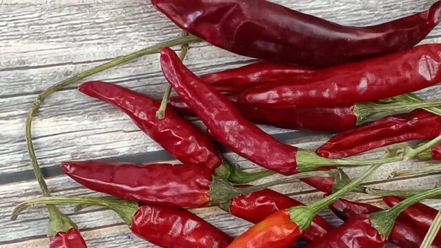 plusieurs piments, en gros plan, sur une table