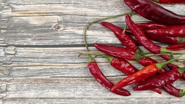 plusieurs piments, en gros plan, sur une table