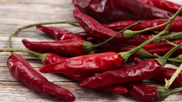 plusieurs piments, en gros plan, sur une table