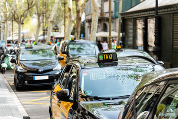 Viele Taxen auf den Ramblas in Barcelona, Spanien