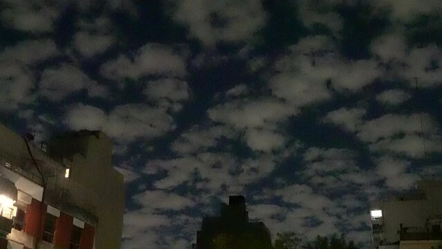 Timelpase ciudad de noche con nubes, buenos aires, argentina