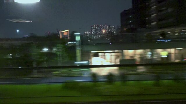 東京駅から出発する東海道新幹線の窓から見える東京の夜,
