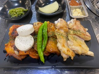 한국에서 저녁으로 먹은 숯불에 구운 닭고기