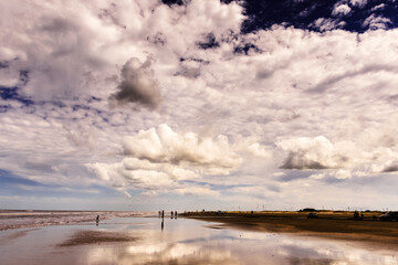 Praia do Cassino com o céu adornado por nuvens intensas, cidade de Rio Grande, sul do Brasil - obrazy, fototapety, plakaty