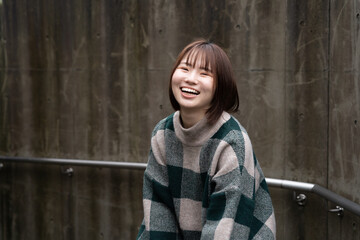 公園を歩く女性
