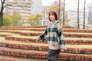 公園を歩く女性