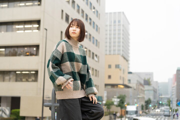 公園で遊ぶ女性