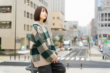 公園で遊ぶ女性