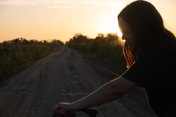 Mujer en bicicleta por caminos rurales