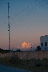 Depósito o industria, vista durante el atardecer