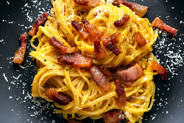 Spaghetti alla carbonara, tradizionale ricetta di pasta italiana, cibo europeo 