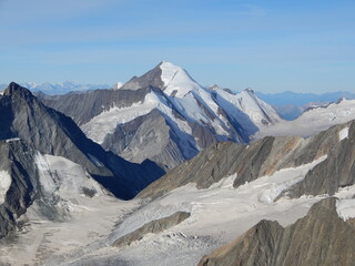 Aletschhorn 4194m......unten die Grünhornlücke und rechts hinten die Lötschenlücke