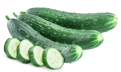 Foto op Plexiglas Cucumbers and cucumber slices isolated on white background. © volff