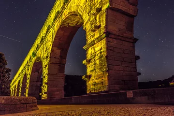 Badkamer foto achterwand Pont du Gard The Pont du Gard is an ancient Roman aqueduct, that is depicted  on five euro note. Bridge lit up at night time. Summer 2022.