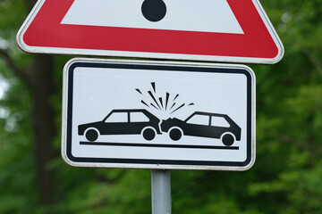 Verkehrszeichen Gefahrenstelle mit Zusatzschild Unfallgefahr, Deutschland