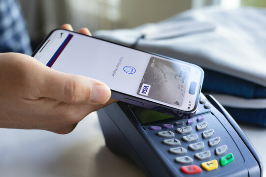 Man hand iPhone 15 Apple Pay Raiffeisenbank online POS terminal