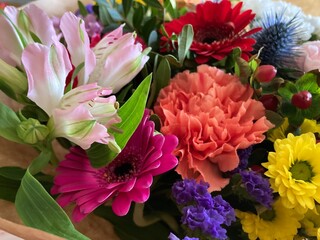 Herzlichen Glückwunsch mit frischen Blumen im Blumenstrauß - 791978181