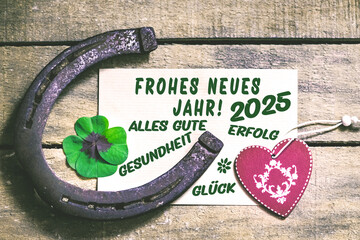 Frohes Neues Jahr 2025 Dekoration mit Hufeisen Kleeblatt und Herz Wünsche Alles Gute Glück...