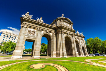 Fototapeta na wymiar Iconic Puerta de Alcala: 4K Image of Madrid Landmark
