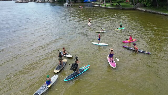 Standup Stand up Paddle Esportes Aqu&aacute;ticos Lagoa da Concei&ccedil;&atilde;o Ilha de Santa Catarina Leste Natureza exuberante Lazer ar livre Ecoturismo Beleza Natural Remo Passeios &Aacute;gua Diversidade Drone Brasil SC