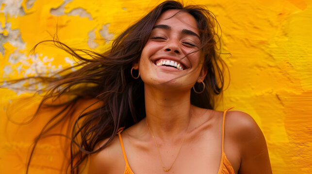 mujer exprensando felicidad proyectando libertad sentimientos de alegr&iacute;a modelando modelo con cabello suelto irradiando sensualidad y glamour
