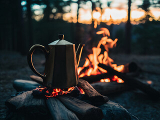 Cafetera vintage en el fuego de campamento