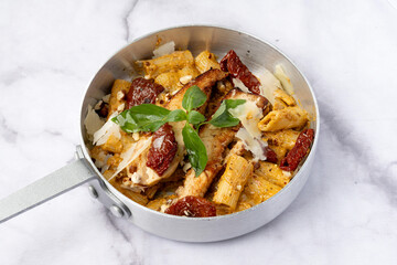 Rigatoni pesto rouge & poulet