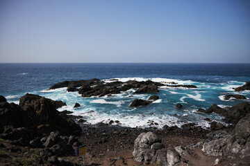 Obraz premium Black bay with blue ocean in Tenerife, black voulcanic sand