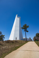 Obraz premium Dunn Solar Telescope, abandoned buildings at Sunspot Solar Observatory, New Mexico